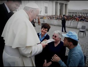 PAPA FRANCESCO LIBRO NEL PAESE CHENONSAI 